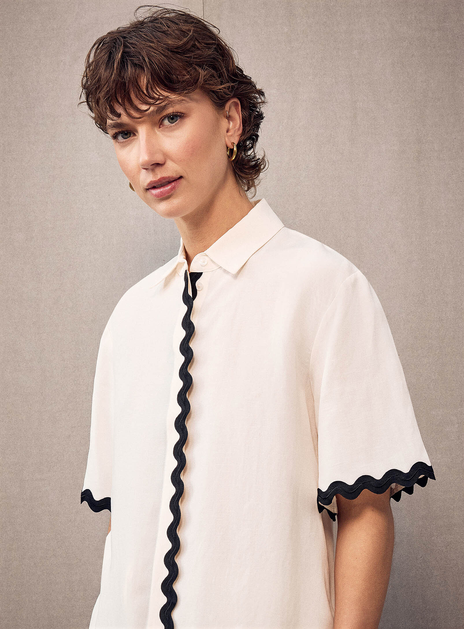 Camule wavy piping loose shirt