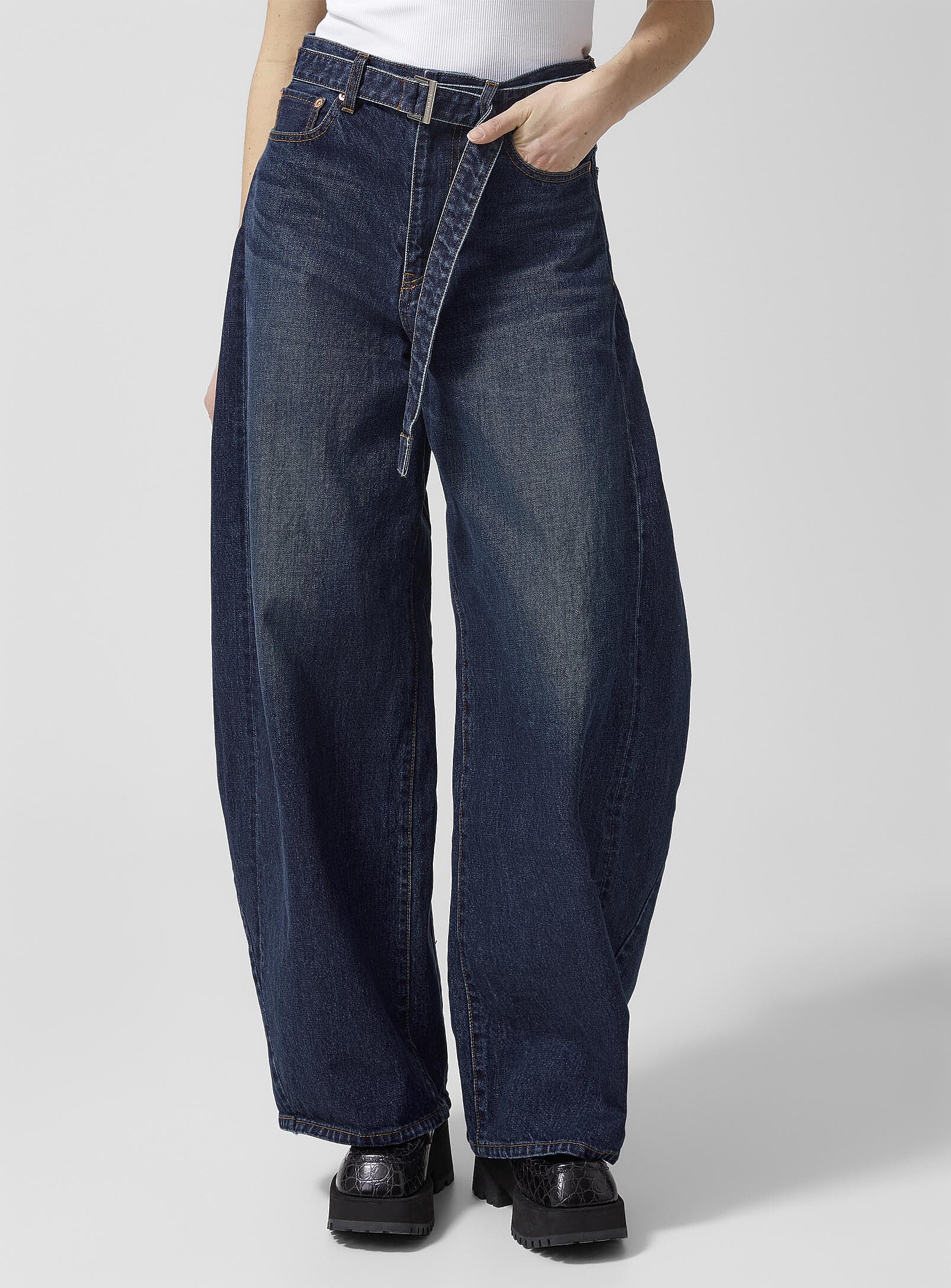 Belted curved wide-leg jean